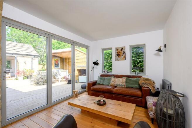 4 bed Bungalow for sale Image 11