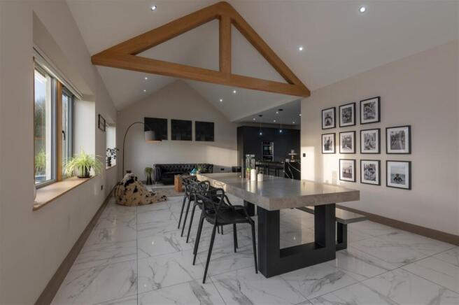 5 bed Detached for sale Image 7