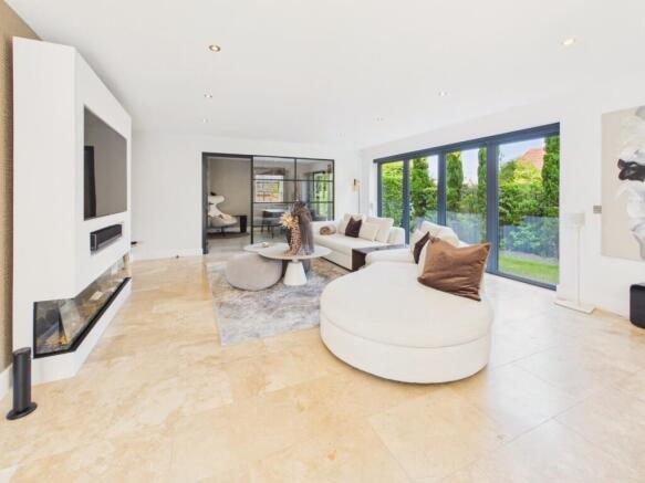 5 bed Detached for sale Image 6
