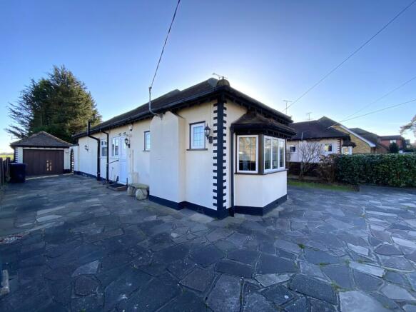 side view with garage and driveway