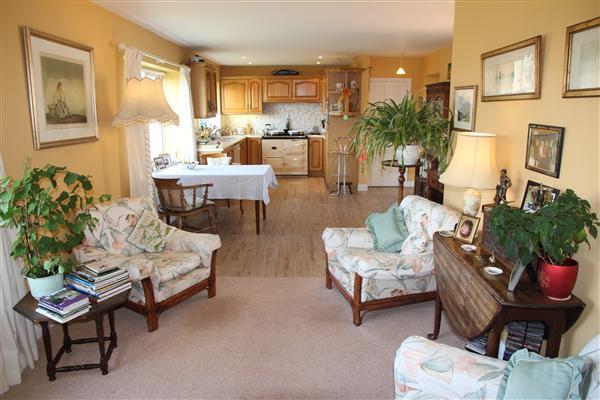 KITCHEN/FAMILY ROOM