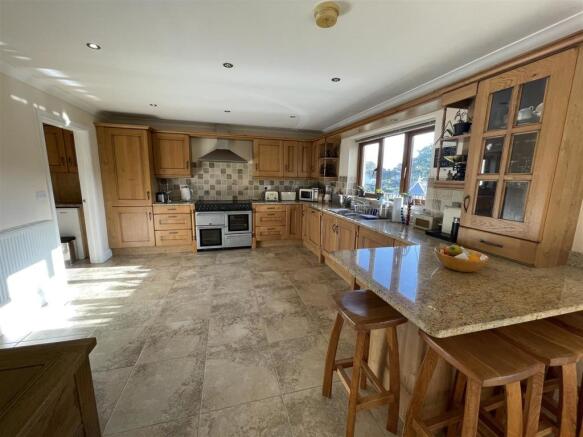 KITCHEN / LIVING ROOM