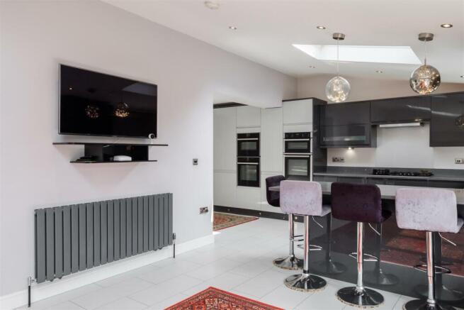 5 bed Detached for sale Image 5