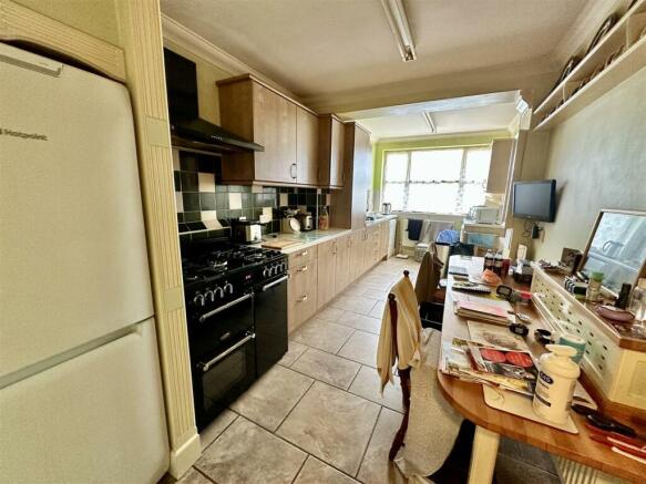 Kitchen/Breakfast Room: