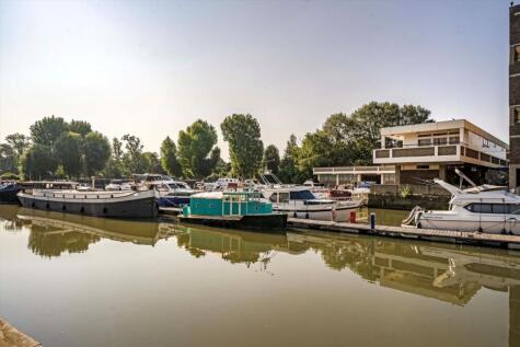 Augustus Close, Brentford