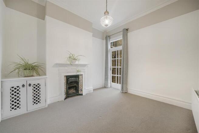 Rear lounge/bedroom over looking gardens