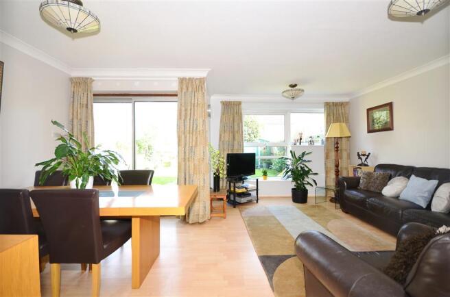 Lounge/Dining Area