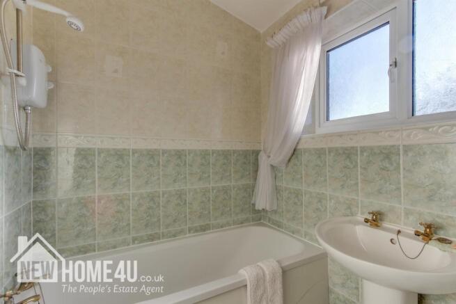 FAMILY BATHROOM: