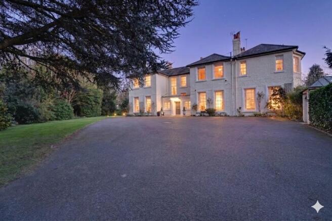 3-bedroom period apartment in Baston Manor Keston