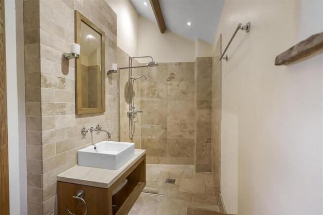 5 bed Detached for sale Image 10