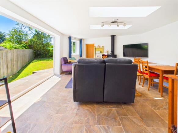 LOUNGE/DINING ROOM