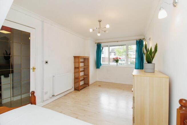 Bed 3 / Dining Room