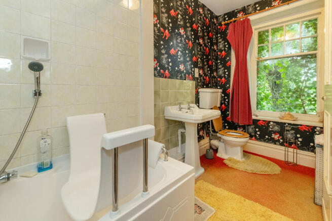 6 bed Detached for sale Image 10