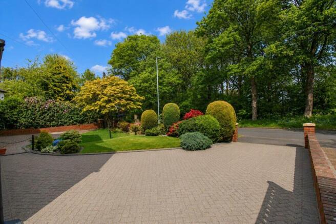 FRONT GARDEN