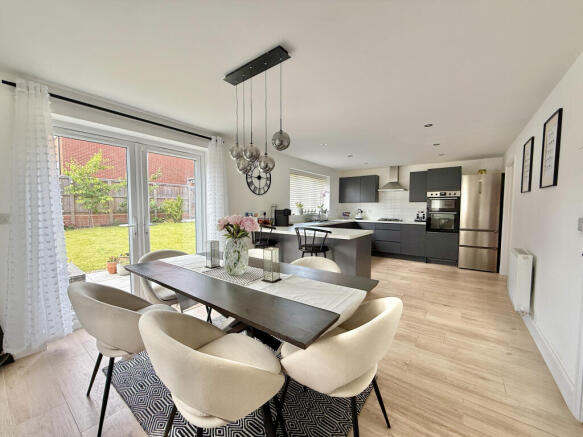 5 bed Detached for sale Image 3