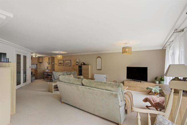 3 bed Apartment for sale Image 7