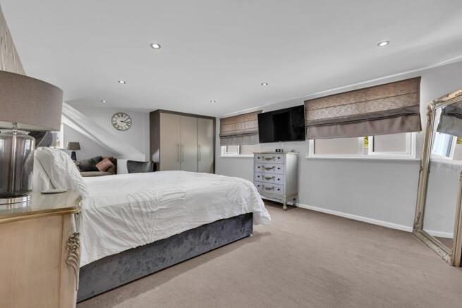 6 bed Detached for sale Image 11