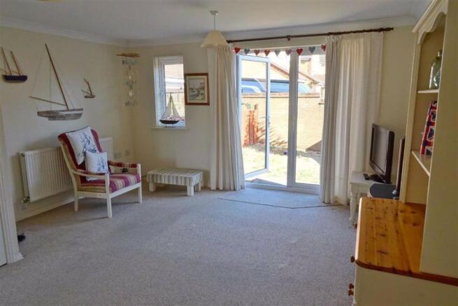 LIVING ROOM: