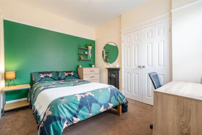 5 bed House to rent Image 5