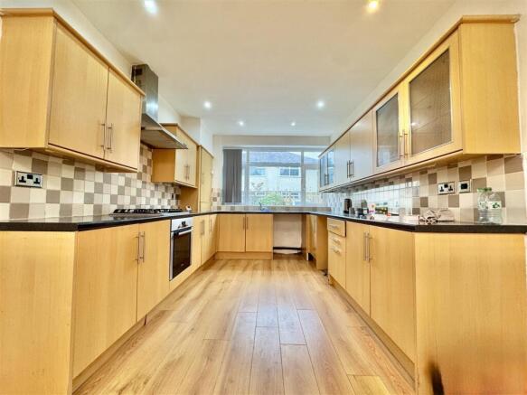 4 bed Detached for sale Image 8