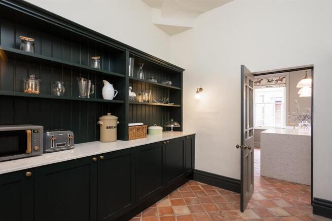 5 bed House for sale Image 6