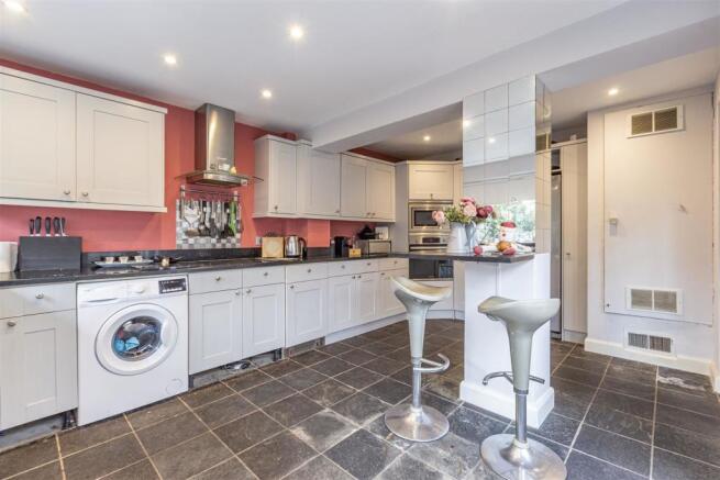 7 Pinewood Park, New Haw, KT15 3BS - 8.jpg