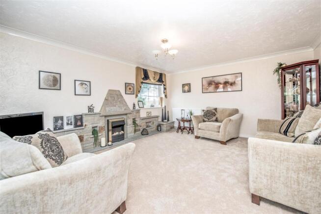 4 bed Detached for sale Image 7