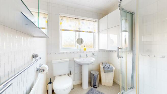 FAMILY SHOWER ROOM