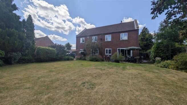 5 bed Detached for sale Image 9
