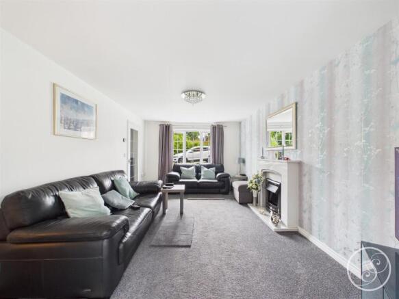 4 bed Detached for sale Image 2
