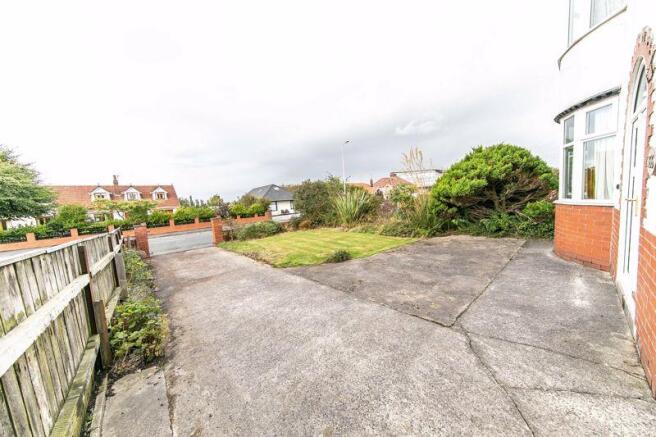 Front garden &...