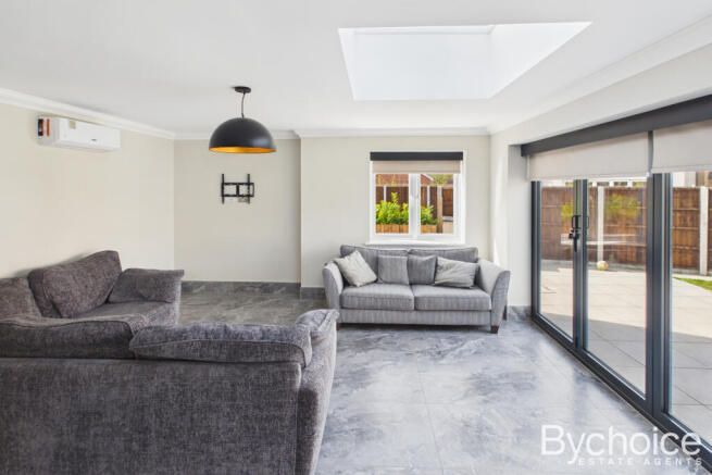 CAM05449G0-PR0071-STILL008