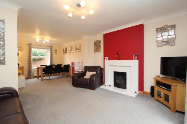 OPEN PLAN DINING/LIVING ROOM