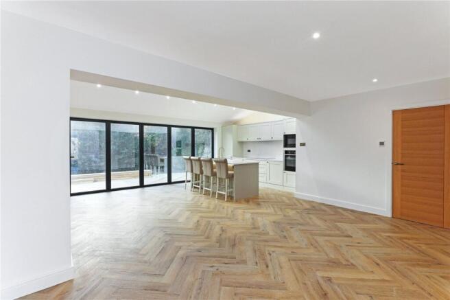 4 bed Detached for sale Image 11