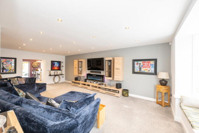 5 bed Semi-Detached for sale Image 6