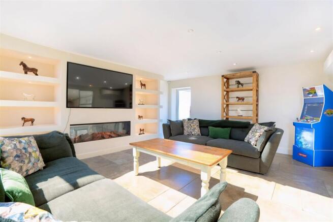 5 bed Detached to rent Image 10
