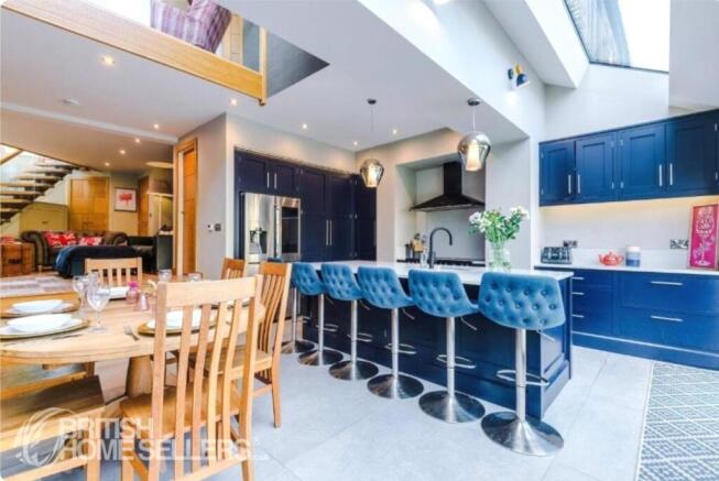 5 bed Semi-Detached for sale Image 4