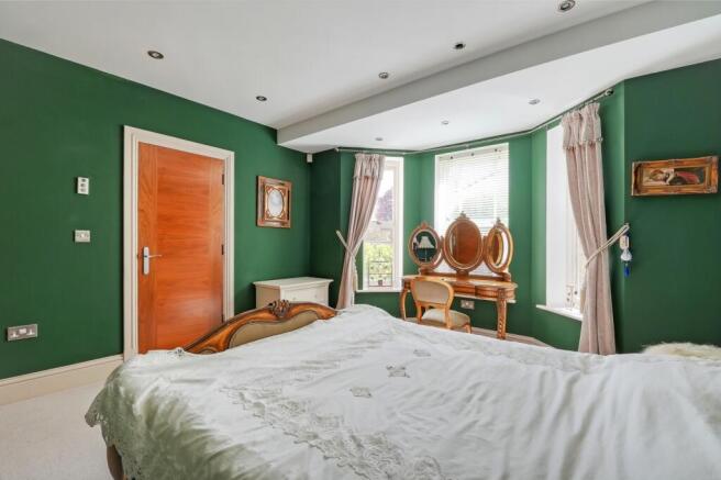 4 bed Detached for sale Image 11