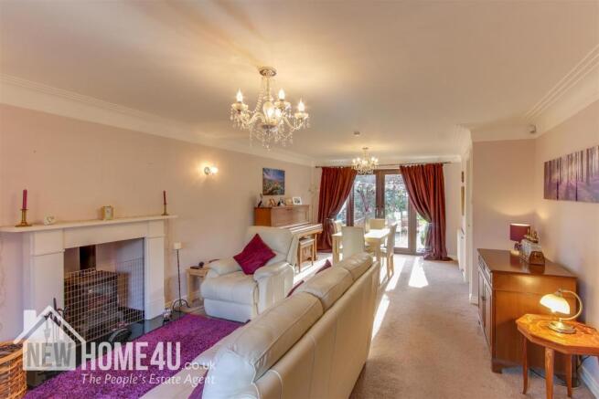 LOUNGE / DINING ROOM: