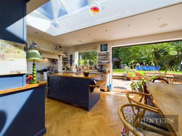 6 bed Detached for sale Image 5