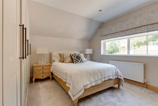 5 bed Detached for sale Image 4