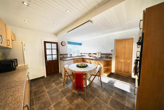 5 bed Detached for sale Image 6