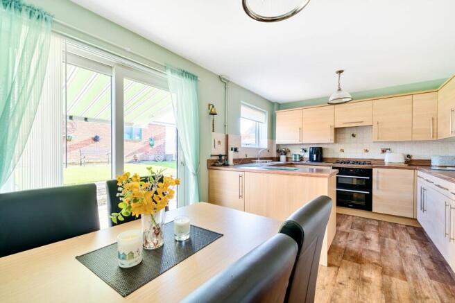 Kitchen / Dining Room (5)