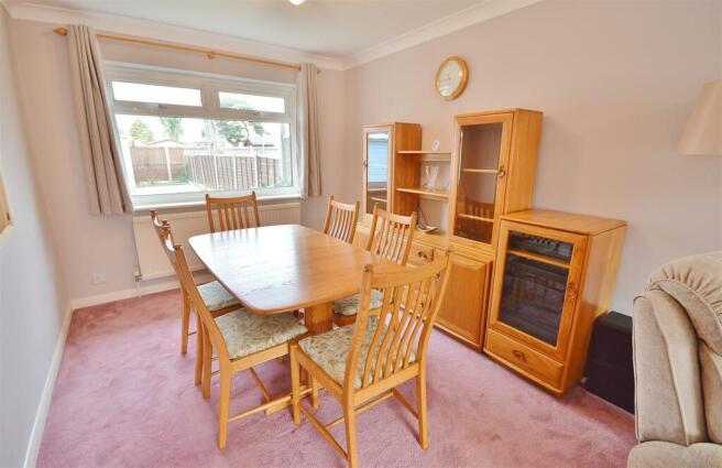 ALTERNATIVE VIEW OF LOUNGE DINER