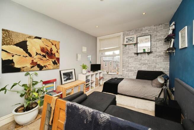 3 bed Flat for sale Image 5