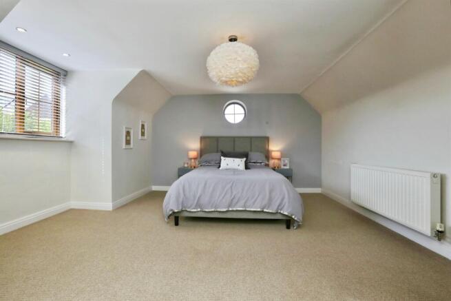 6 bed Detached for sale Image 11