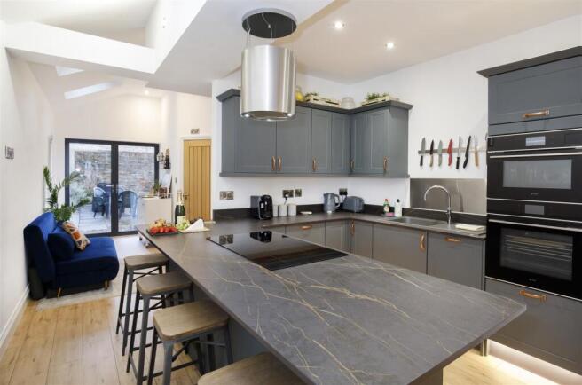 3 bed Terraced to rent Image 4