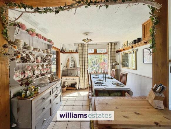 Kitchen/ Dining Room