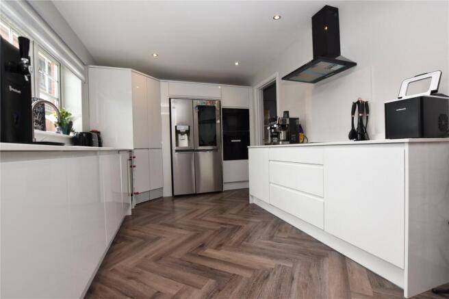 4 bed Detached for sale Image 4