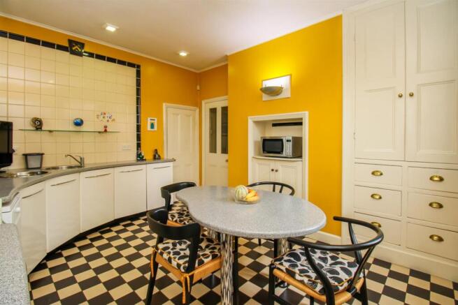 4 bed Detached for sale Image 8